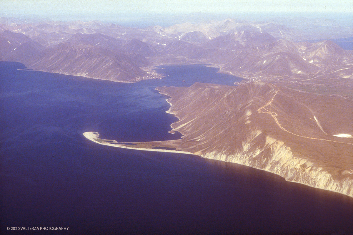 15 SIBERIA.jpg - Luglio/Agosto 1992. Siberia, terra dei Chukchi. Nell'oceano artico  125 Km a nord-est della penisola dei Chukchi (Siberia) c'Ã¨ l'isola di Wrangel, essa ospita piÃ¹ del doppio di specie vegetali (417) di qualsiasi territorio artico a paritÃ  di superficie nonchÃ¨ 30 specie diverse di uccelli oltre ad orsi polari, foche e trichechi ; per questo motivo   Ã¨ stata proclamata patrimonio dell'umanitÃ  dall'UNESCO. Nella foto veduta aerea del golfo di Providenja con la cittadina omonima.